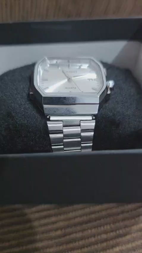 💼 Relógio Clássico Prata (Tonneau) - Mostrador Claro, Data e Design Retrô Executivo