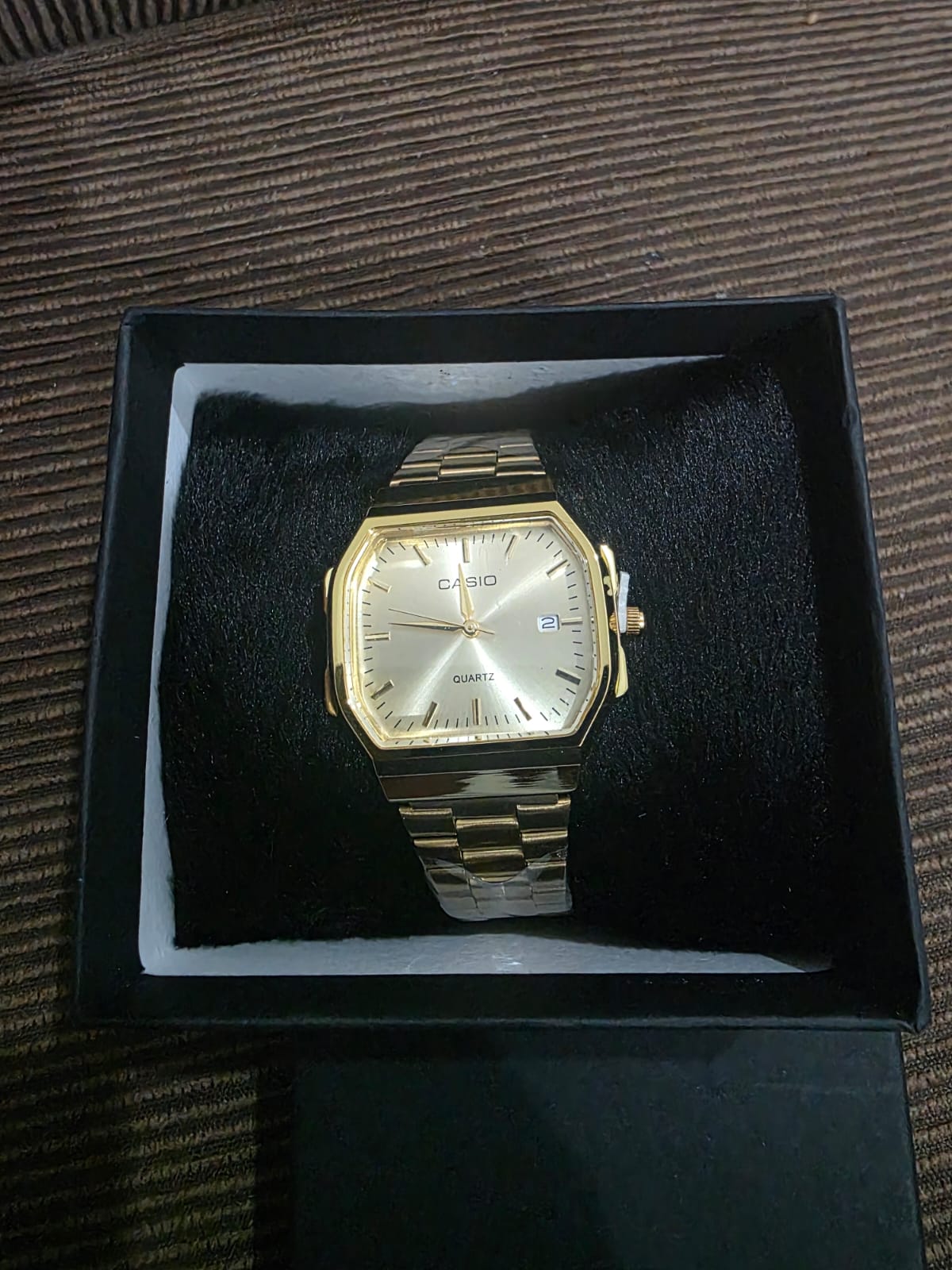 🏆 Relógio Clássico Dourado Retrô - Caixa Quadrada (Tonneau), Mostrador Champanhe e Data