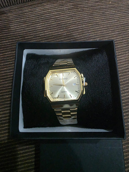 🏆 Relógio Clássico Dourado Retrô - Caixa Quadrada (Tonneau), Mostrador Champanhe e Data