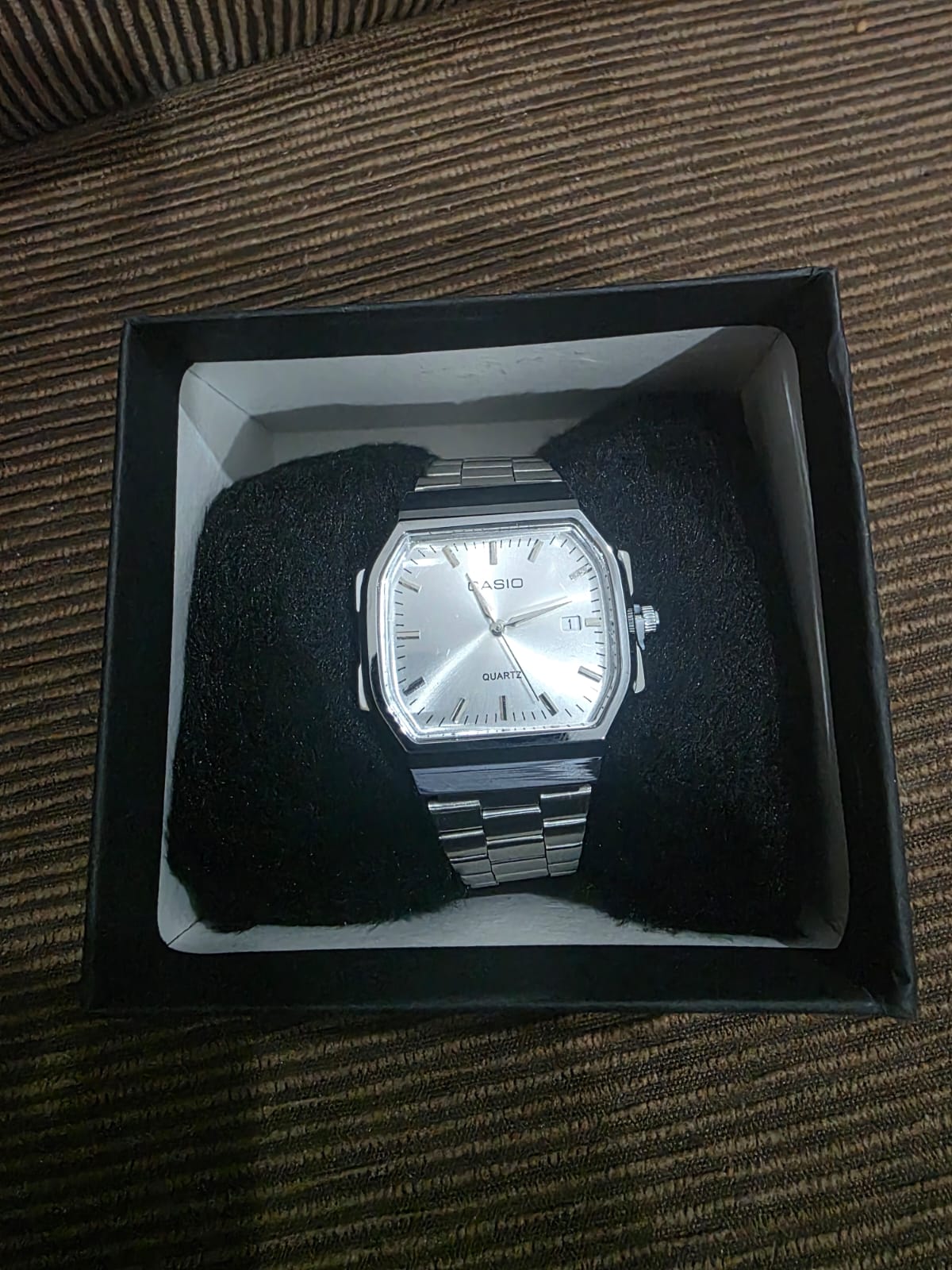 💼 Relógio Clássico Prata (Tonneau) - Mostrador Claro, Data e Design Retrô Executivo