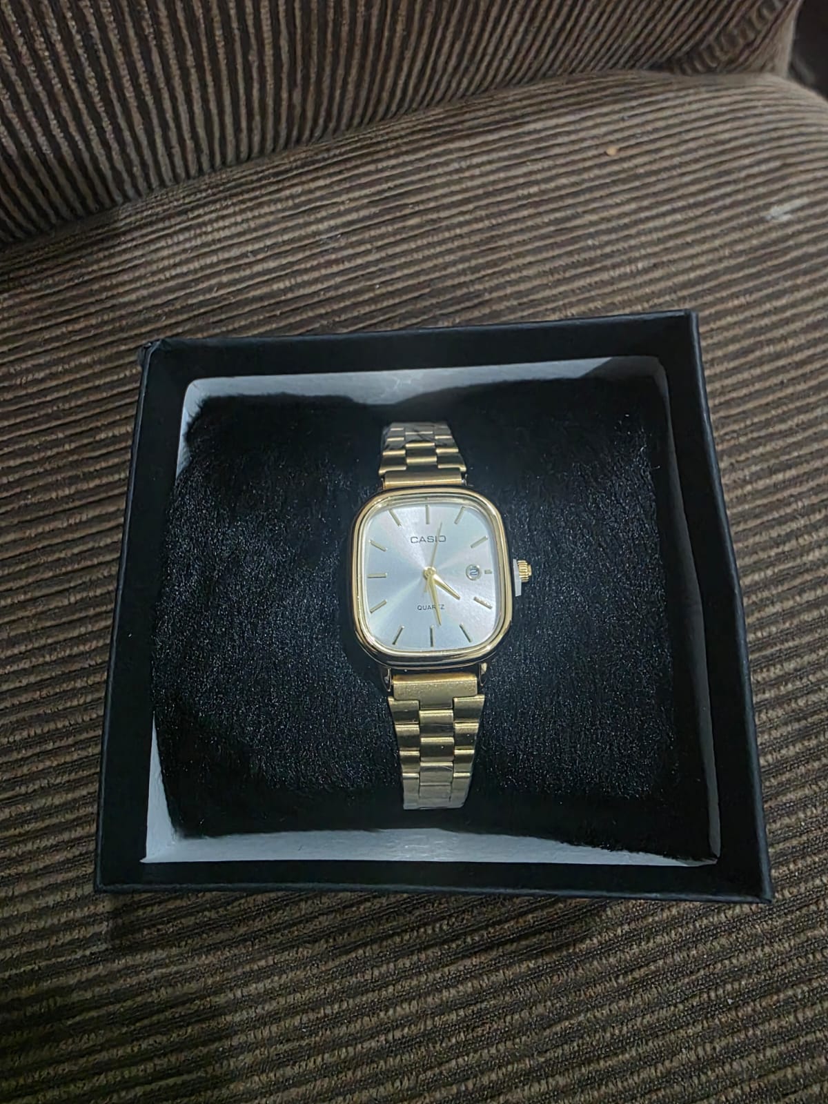 🌟 Relógio Dourado Clássico - Mostrador Prata e Formato Retangular/Tonneau