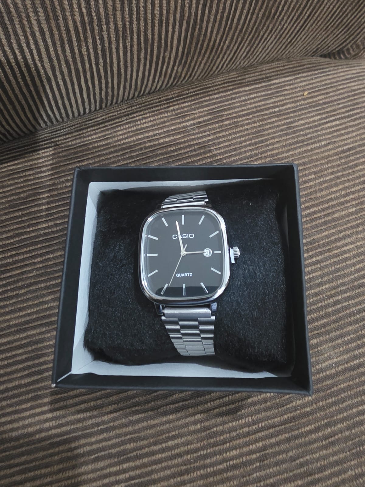 🖤 Relógio Clássico Prata e Preto - Design Quadrado Minimalista