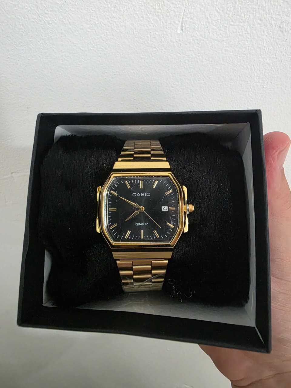 Relógio Masculino Dourado Quadrado (Retangular) - Mostrador Preto e Data