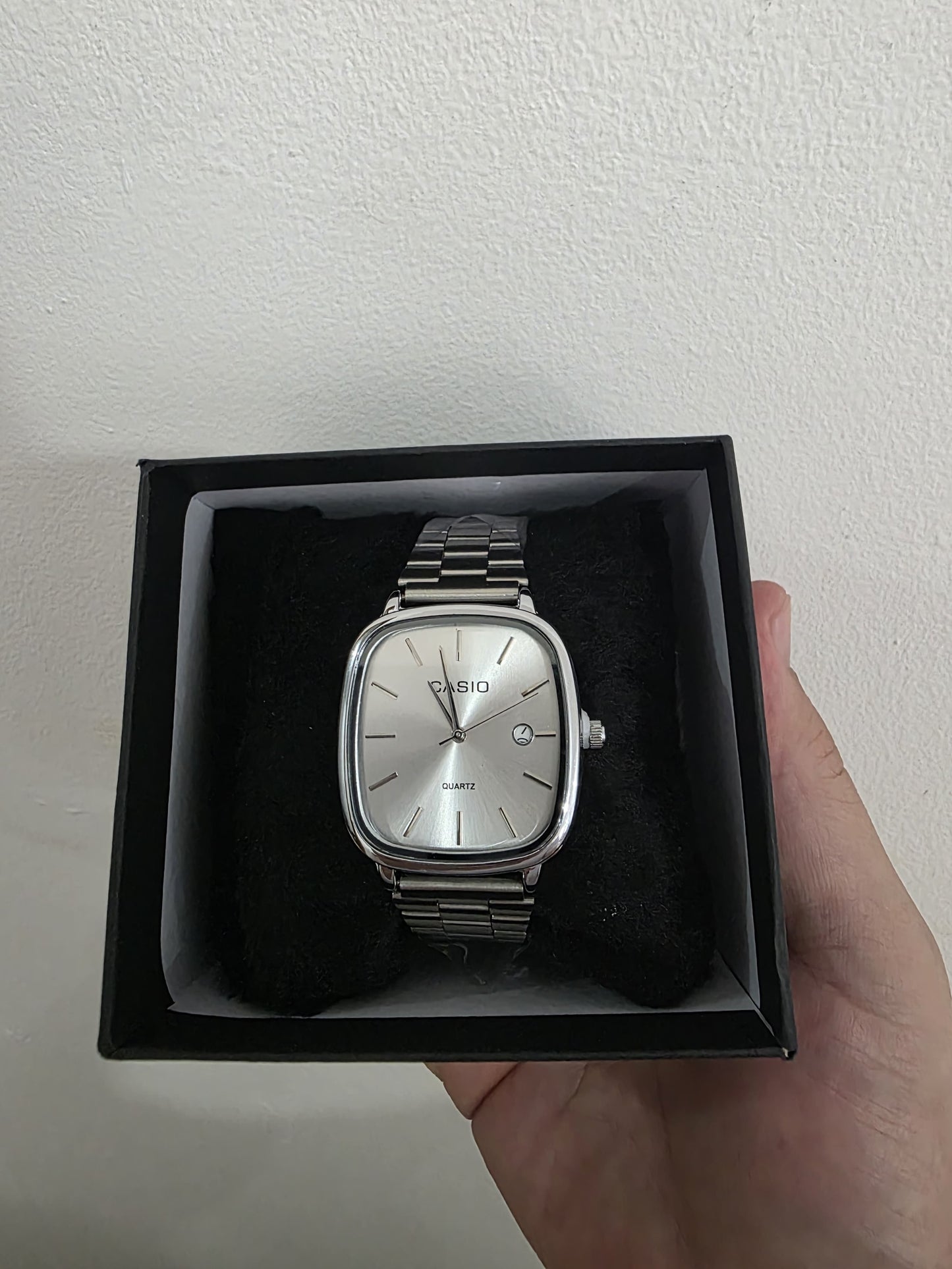 ⏳ Relógio Vintage Prata - Mostrador Claro, Data e Estilo Retrô Único