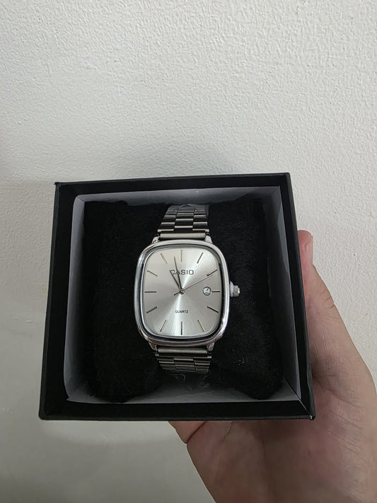 ⏳ Relógio Vintage Prata - Mostrador Claro, Data e Estilo Retrô Único